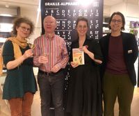 von links Evi Lerch, Thomas Zwerina, Julia Knapp, Tim Gallusser vor dem Braille Alphabeth